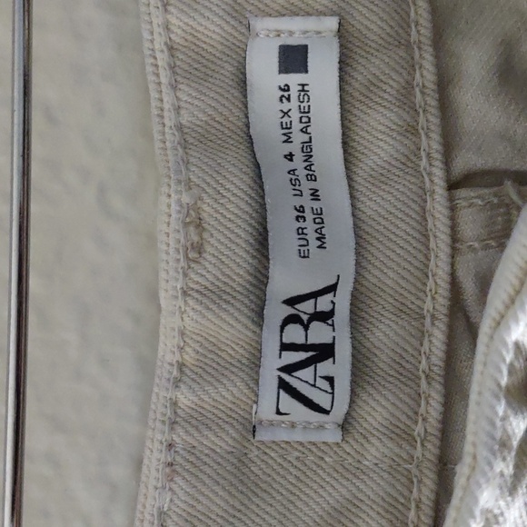 USED ZARA SIZE 4 DISTRESSED SHORTS POCKETS ON BACK AND SIDES - Picture 2 of 10